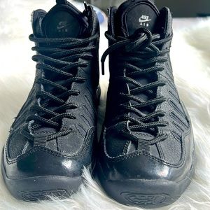 Boys Bakin Black Nike sneakers size 6